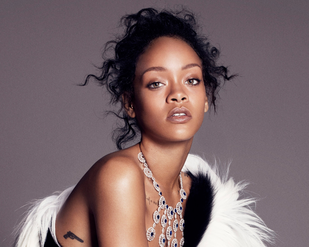 Популярная певица Рианна с дорогим украшением на шее 