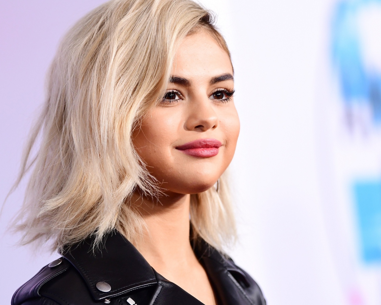 Популярная певица Селена Гомес блондинка