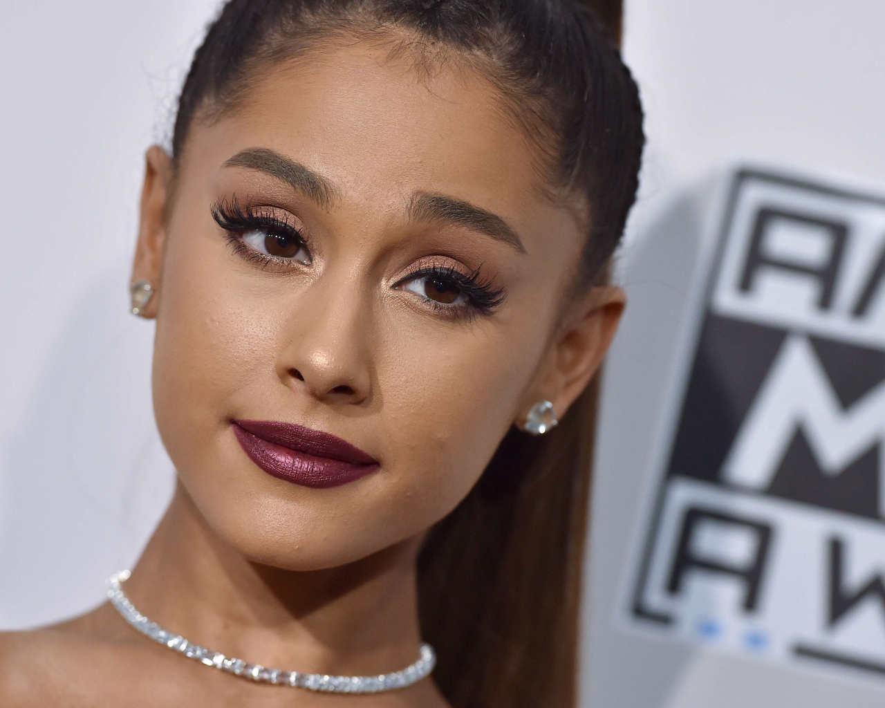 Певица Ариана Гранде лицо крупным планом