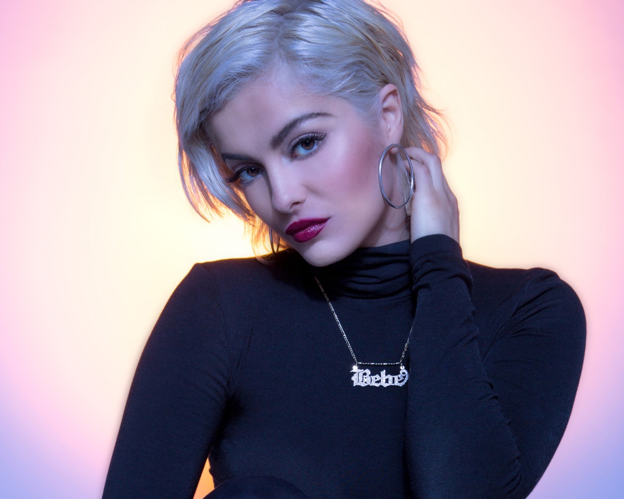 Певица Биби Рекса с украшением на шее