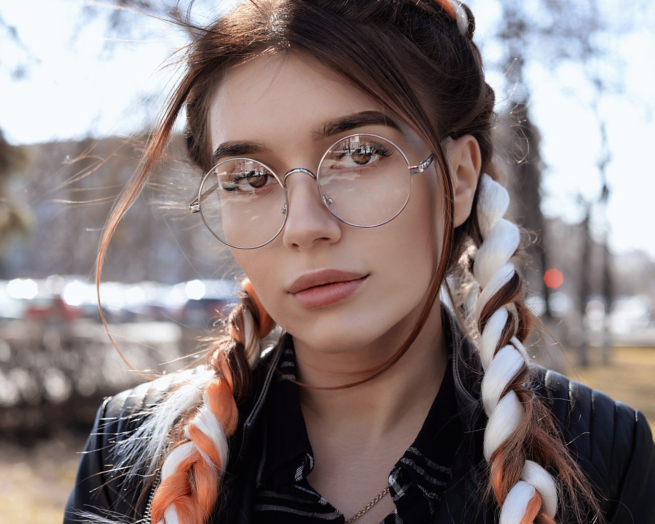 Певица Дуа Липа в очках