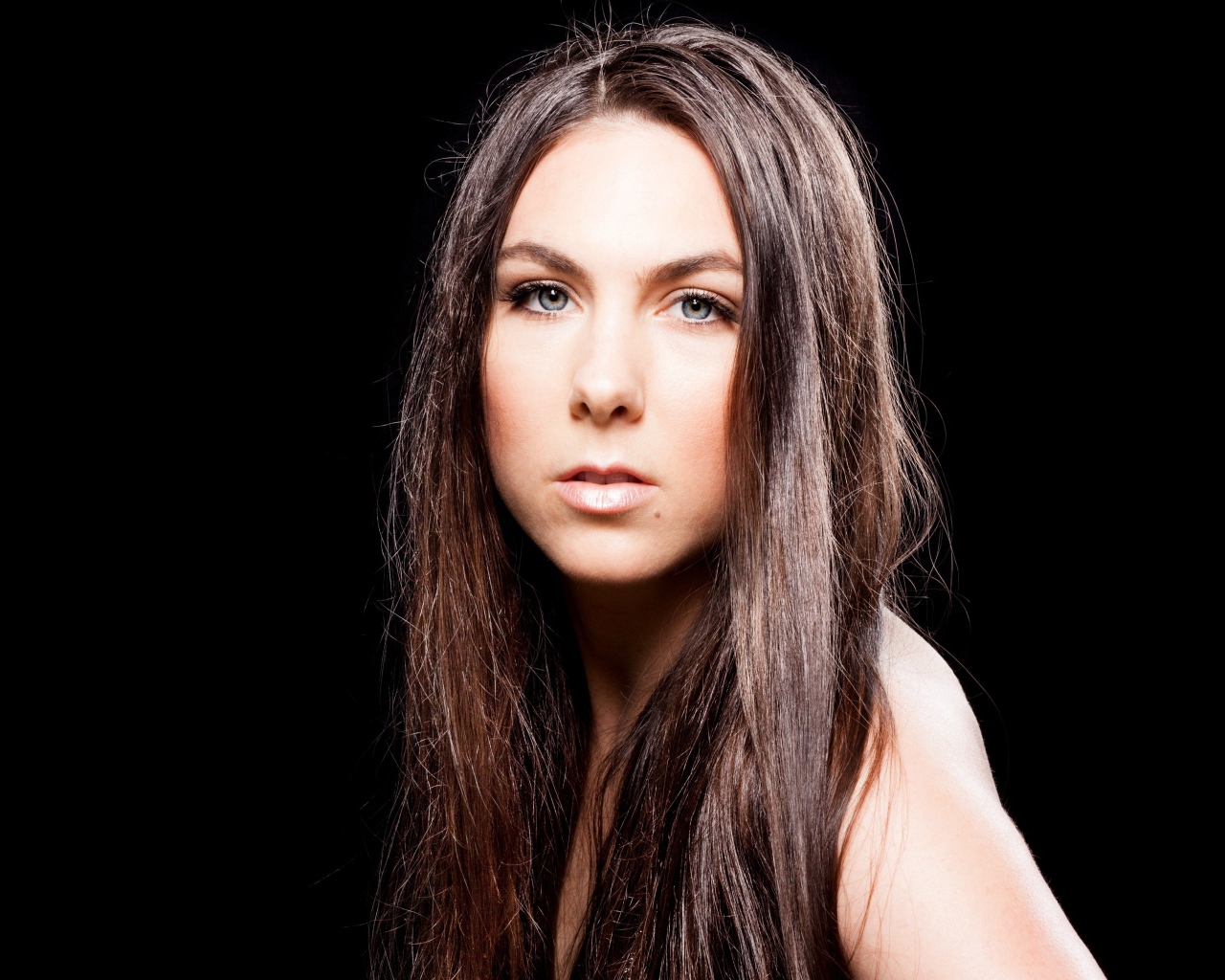 Певица Элиз Рюд фото на черном фоне