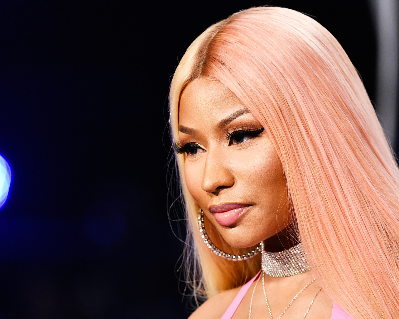 Певица Ники Минаж с розовыми волосами 