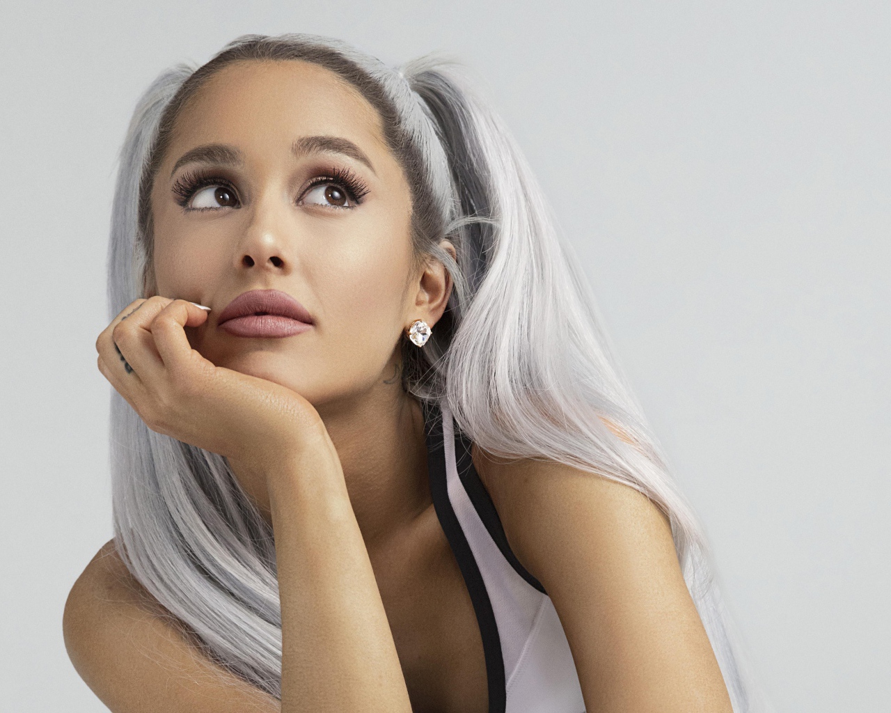 Молодая исполнительница Ариана Гранде задумалась 