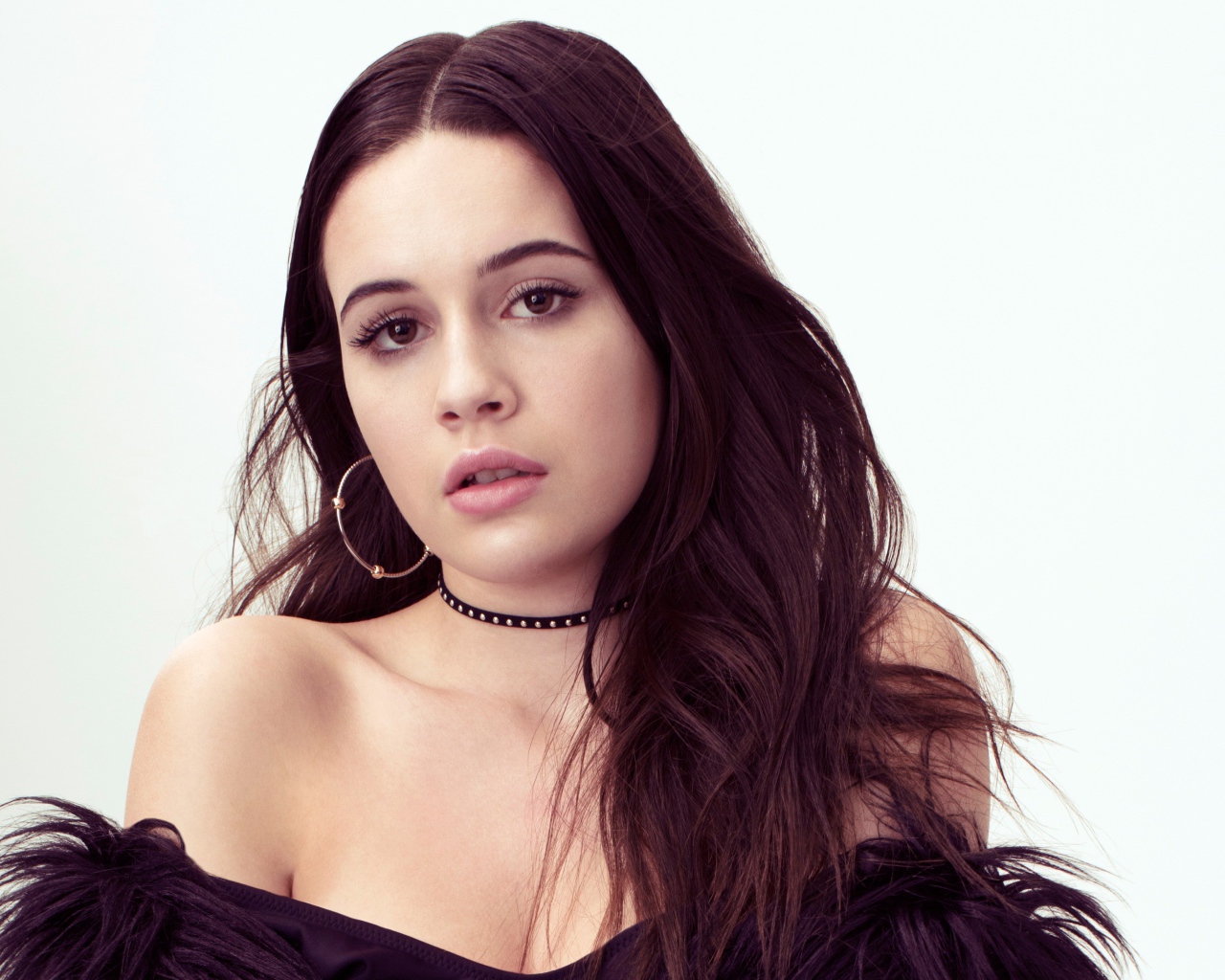 Американская певица Беа Миллер на белом фоне