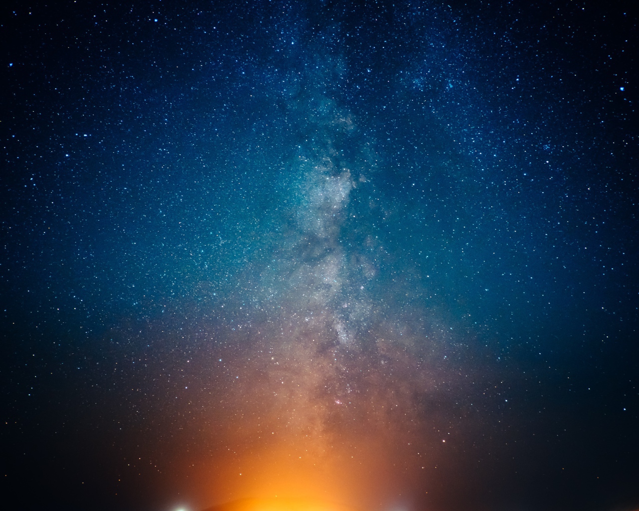 Красивый млечный путь в ночном небе 