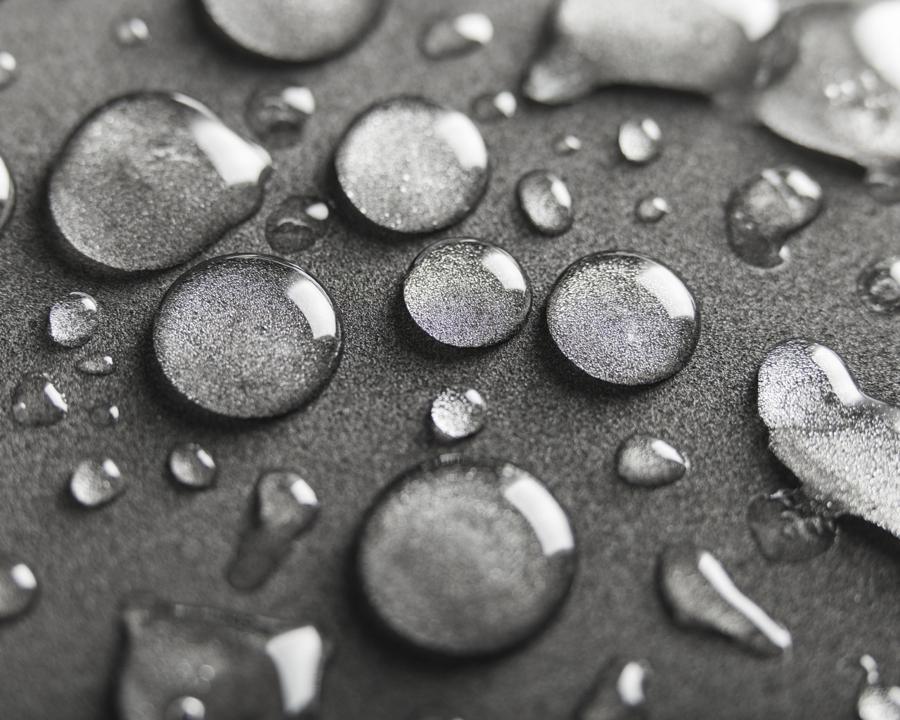 Много капель на сером фоне