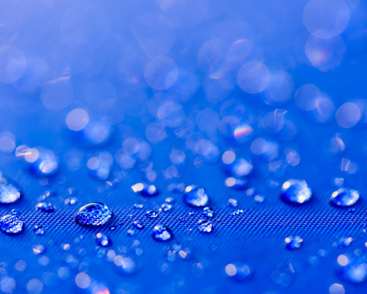 Много капель воды на синем фоне