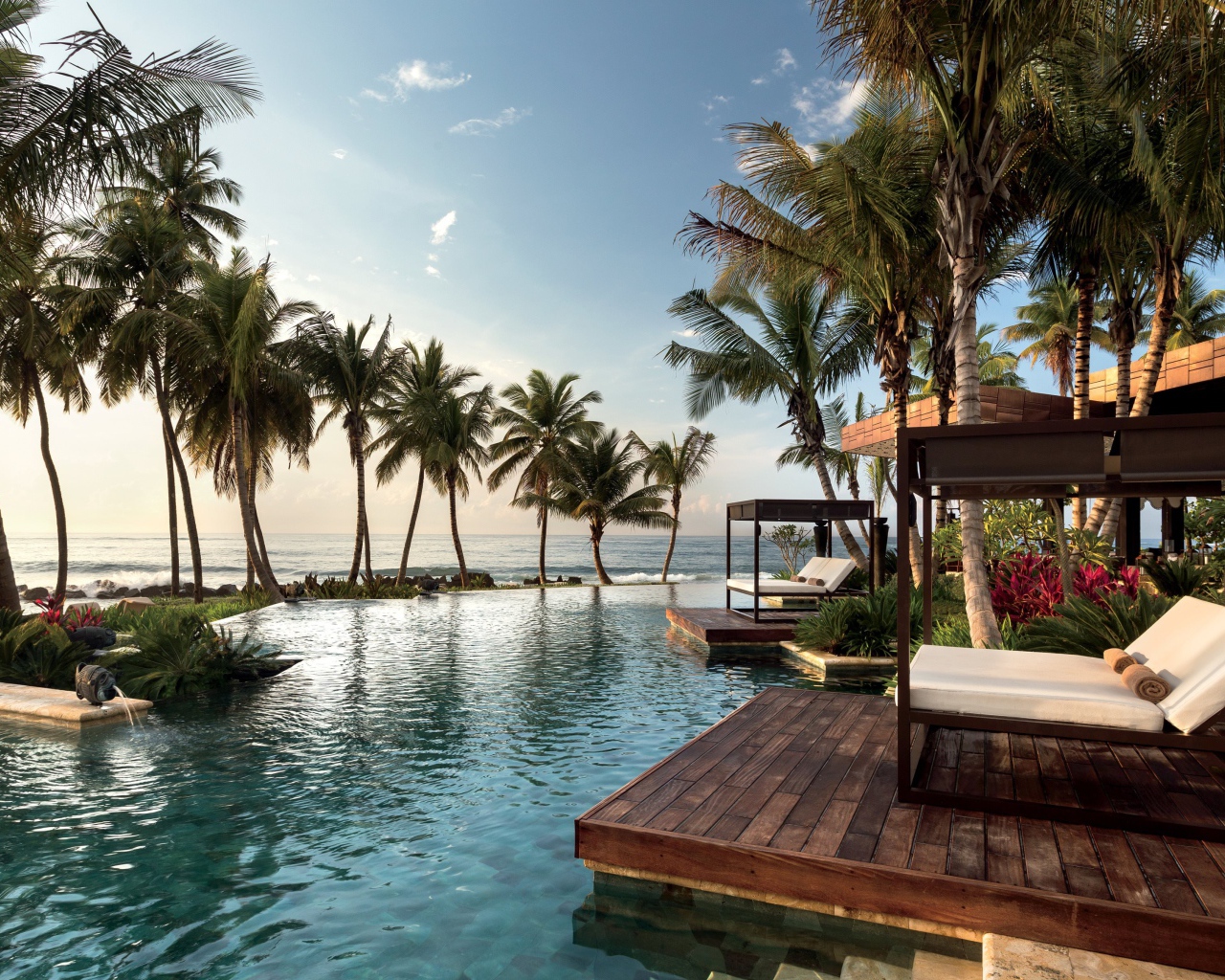 Место для отдыха на тропическом пляже у воды 