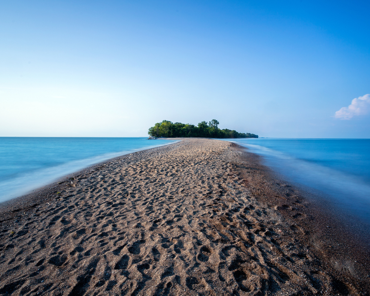 Дорога из песка разделяет океан 