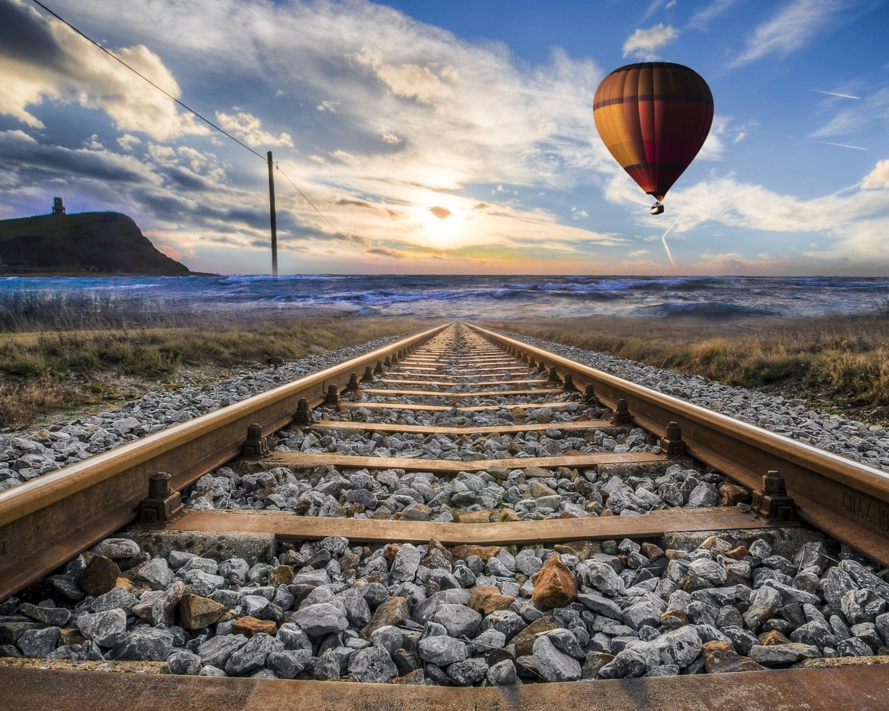 Воздушный шар в красивом голубом небе над железной дорогой
