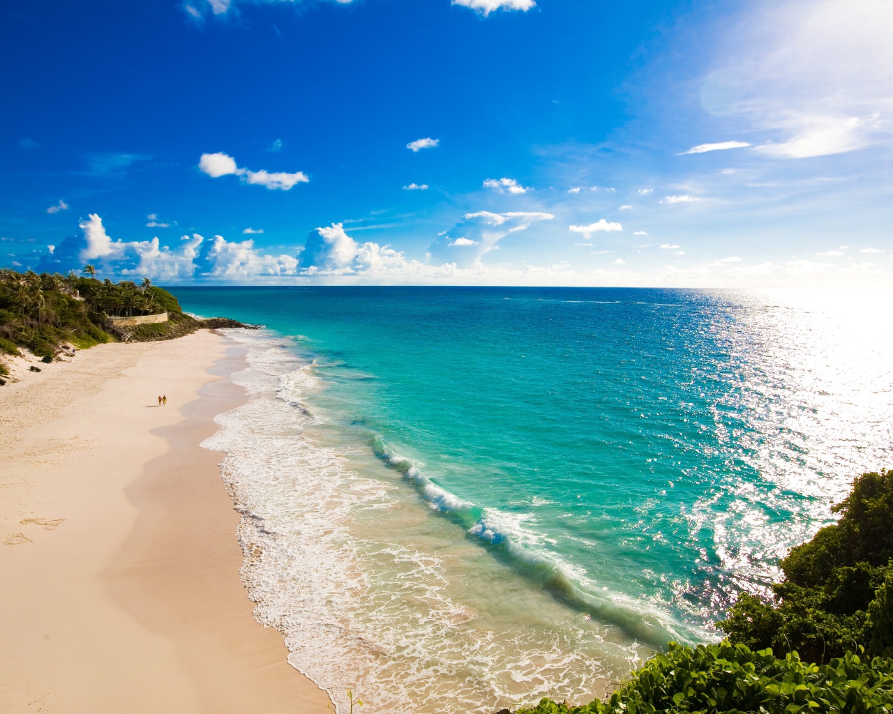 Красивый голубой океан с желтым песком на пляже