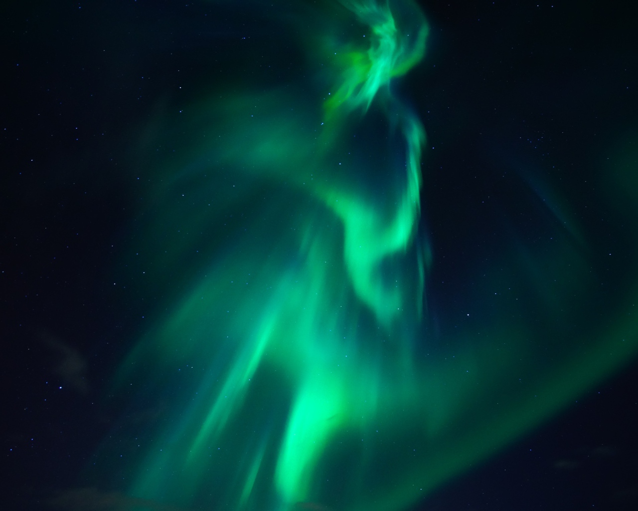 Красивое зеленое северное сияние в звездном небе 