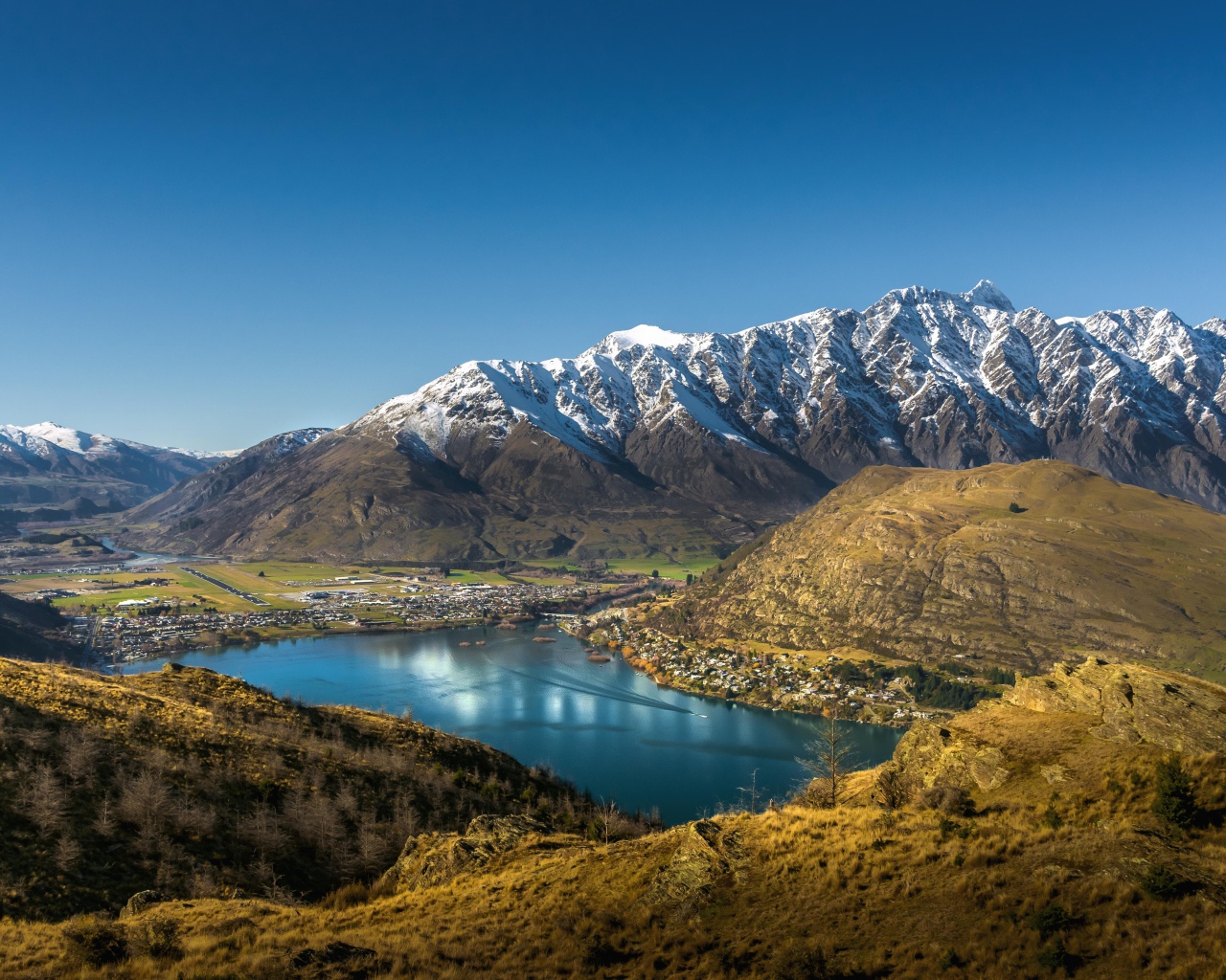 Красивый вид на вершины заснеженных гор и реку