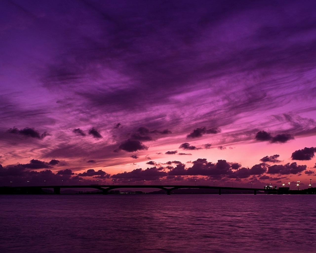 Красивое фиолетовое небо отражается в воде