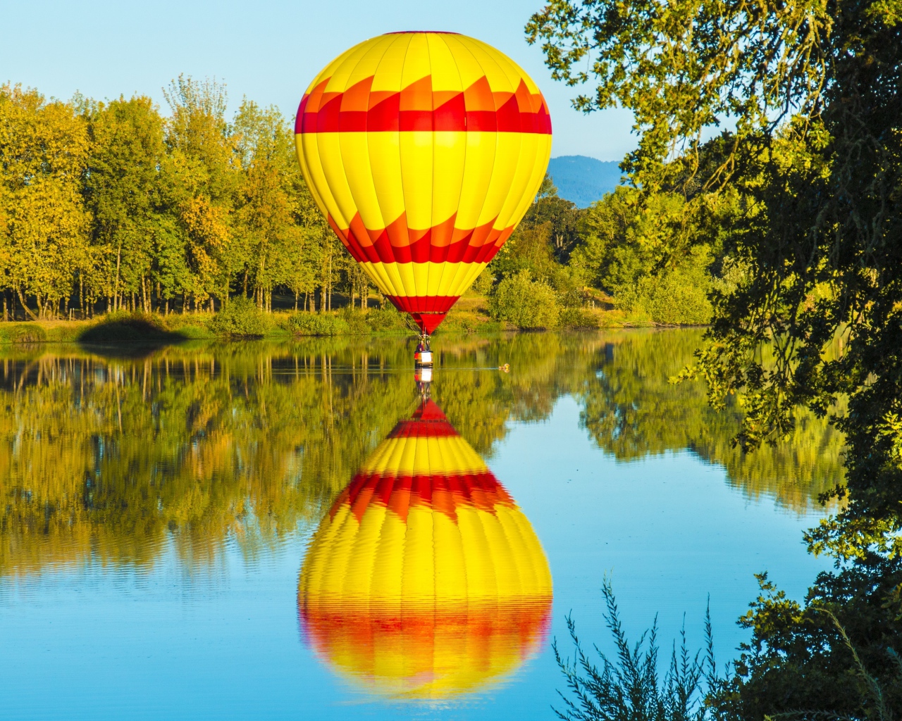 Большой воздушный шар над озером