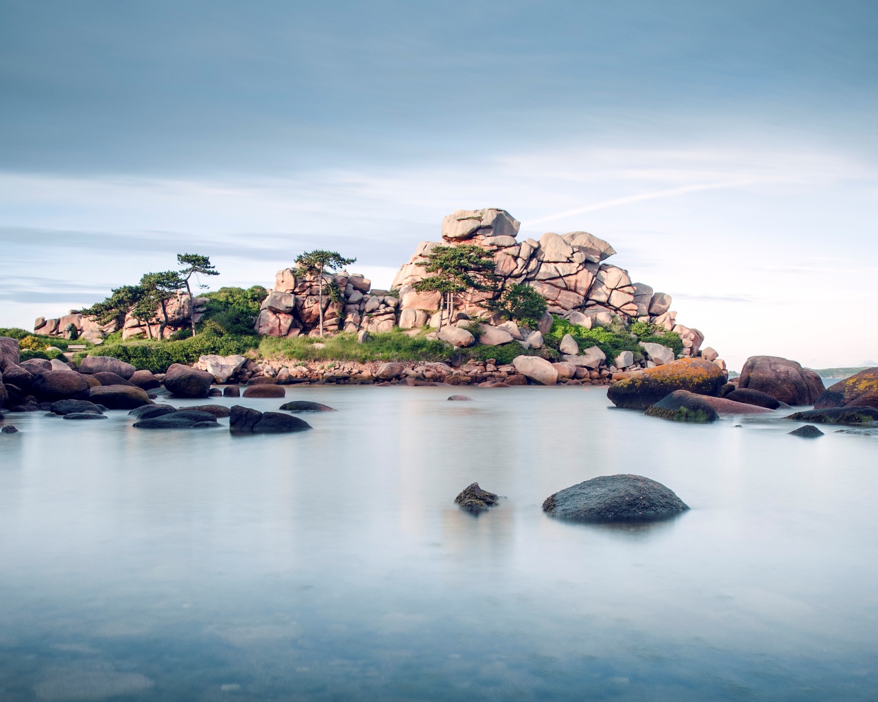 Большие камни в воде у берега