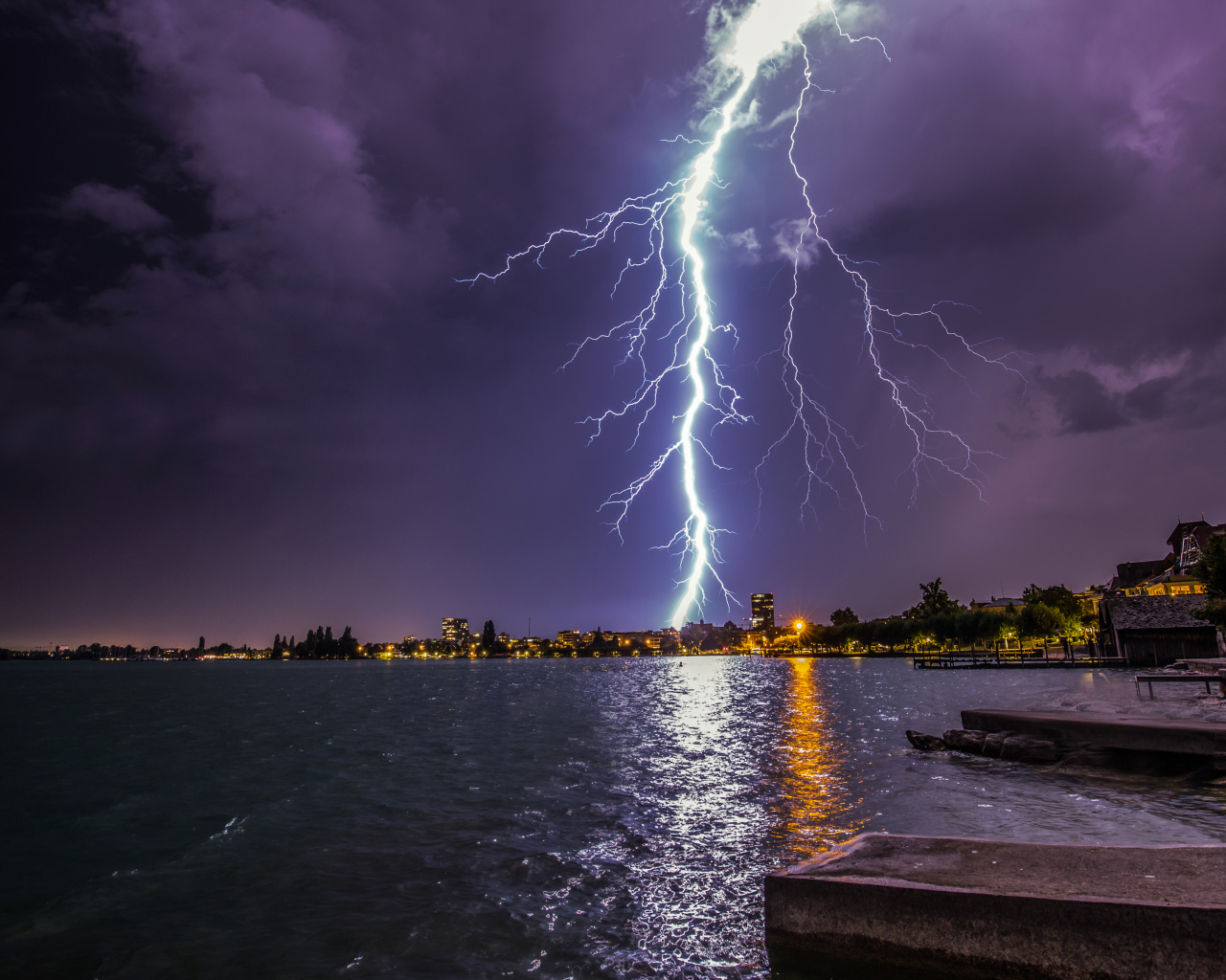 Яркая молния в небе на фоне воды