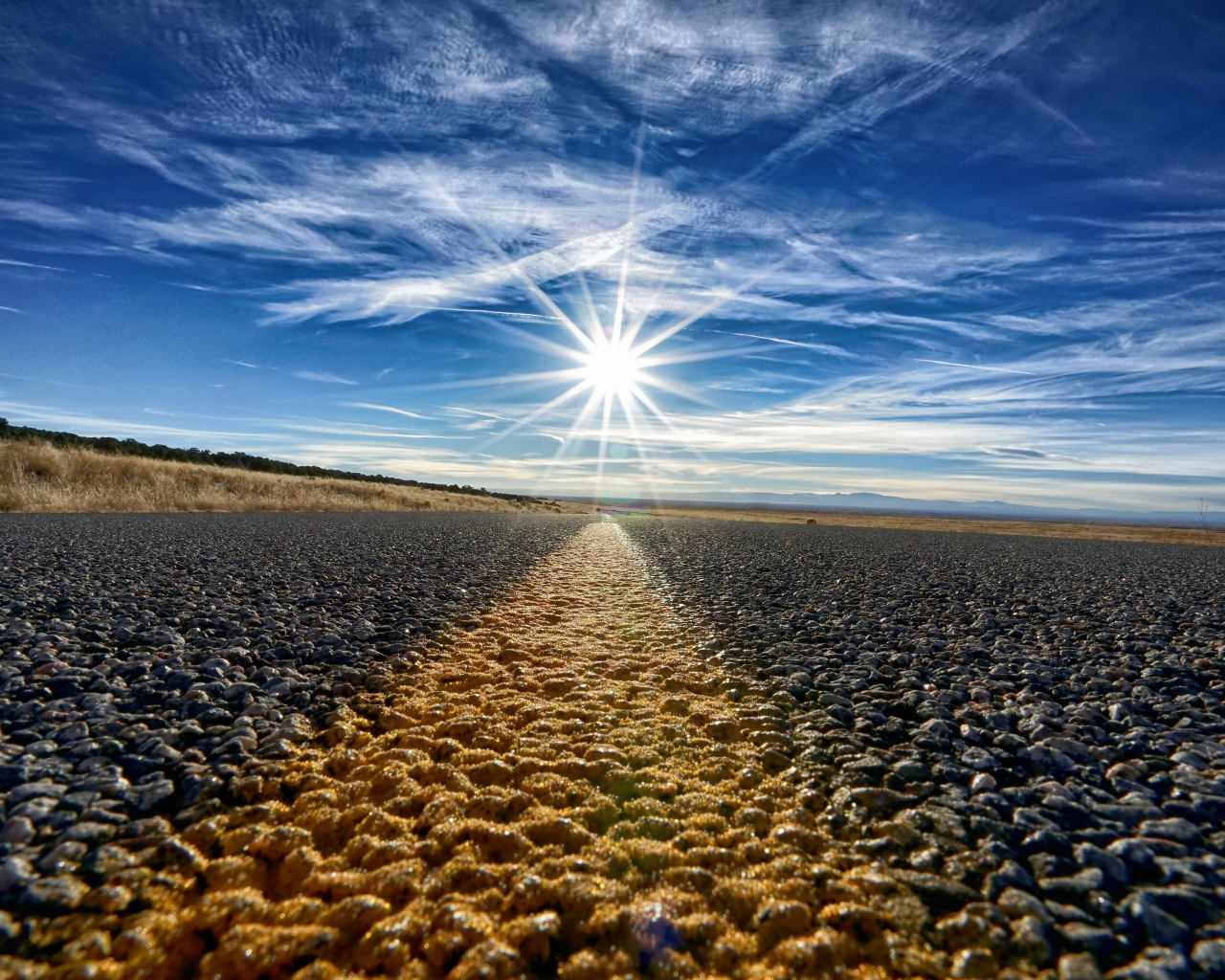 Яркое солнце в голубом небе над трассой