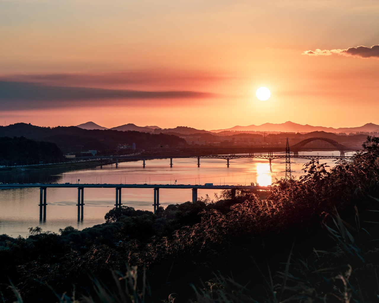 Рассвет над мостами над рекой 