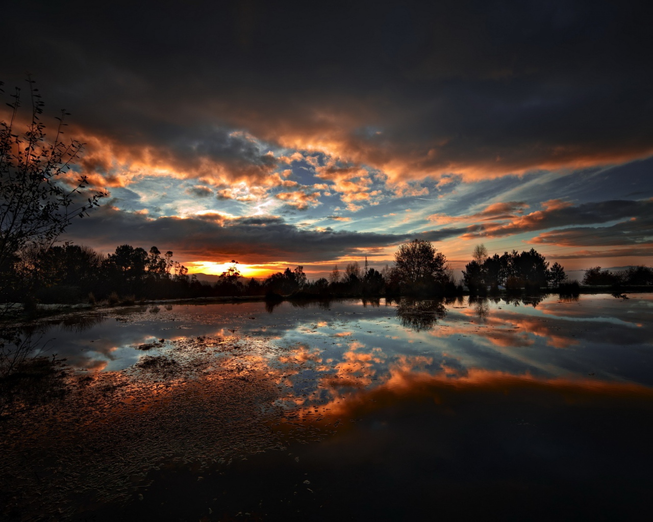 Вечернее небо отражается в воде на закате