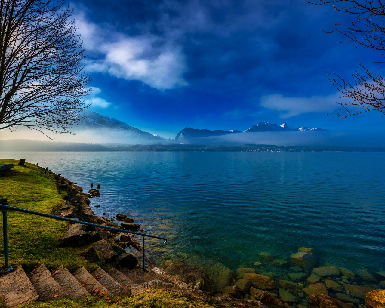 Туман над озером на фоне гор 