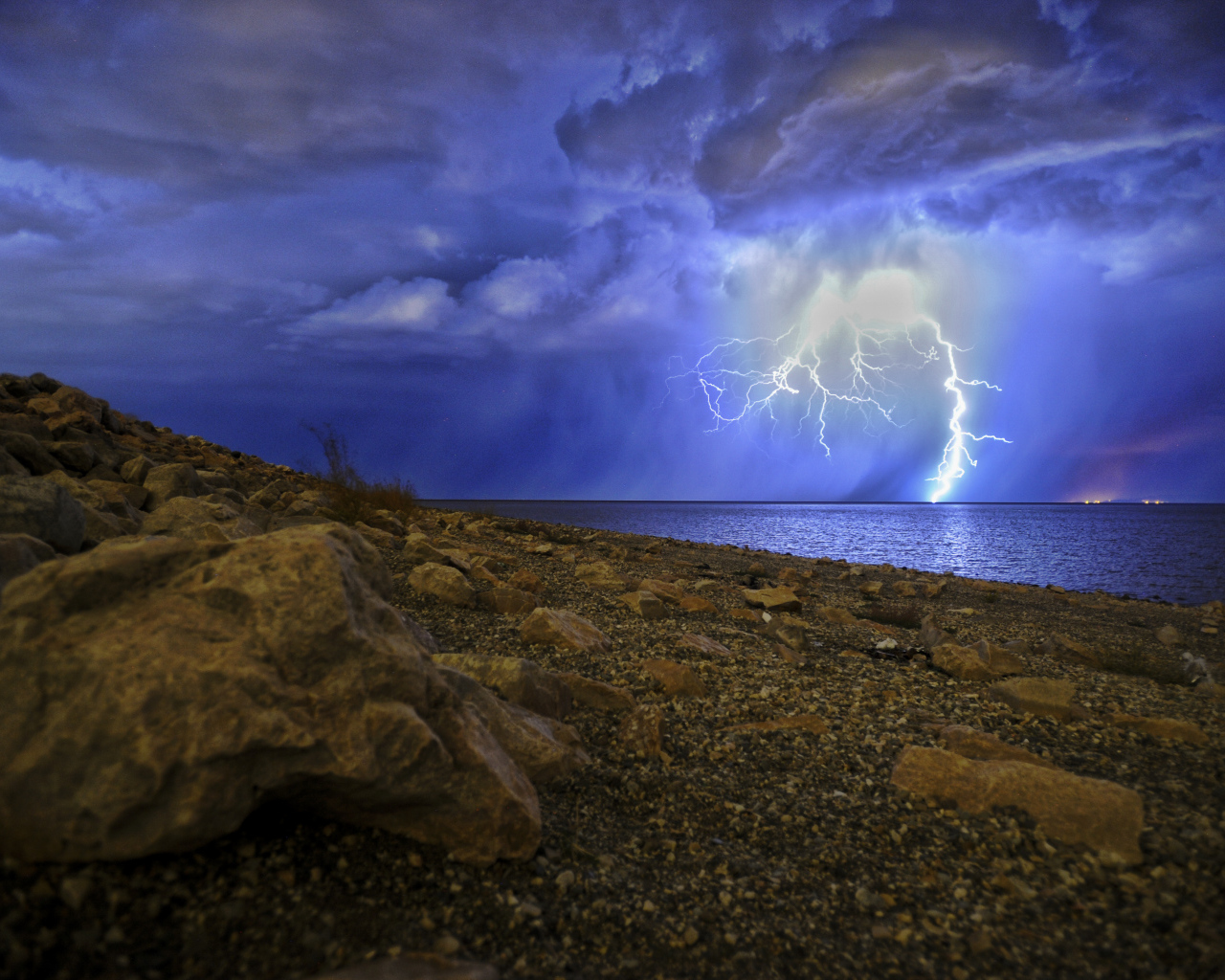 Молния в море пронзает грозовое небо 