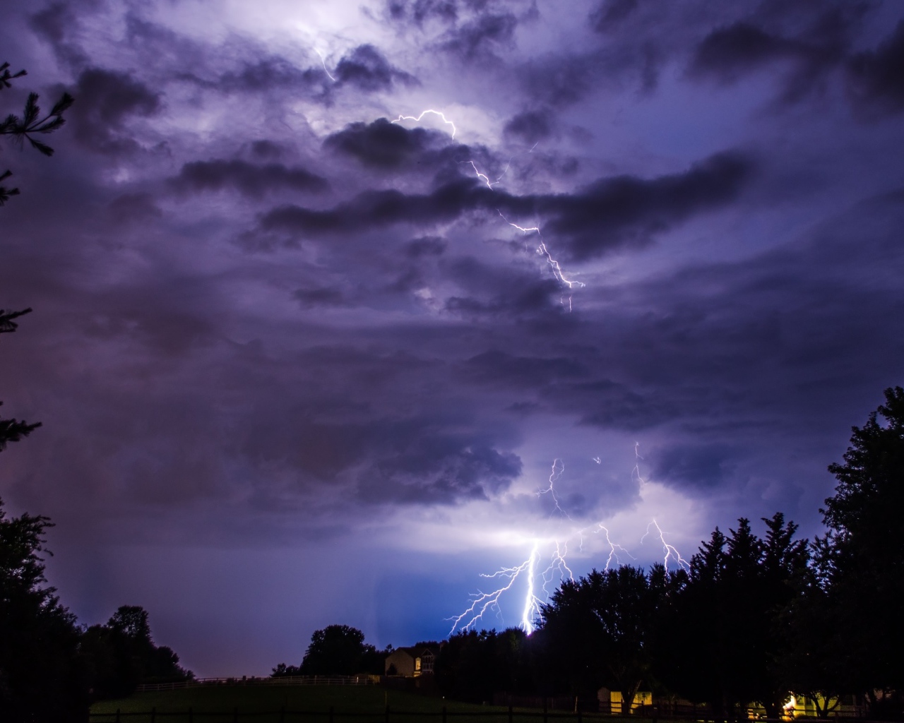 Молния пронзает грозовое небо