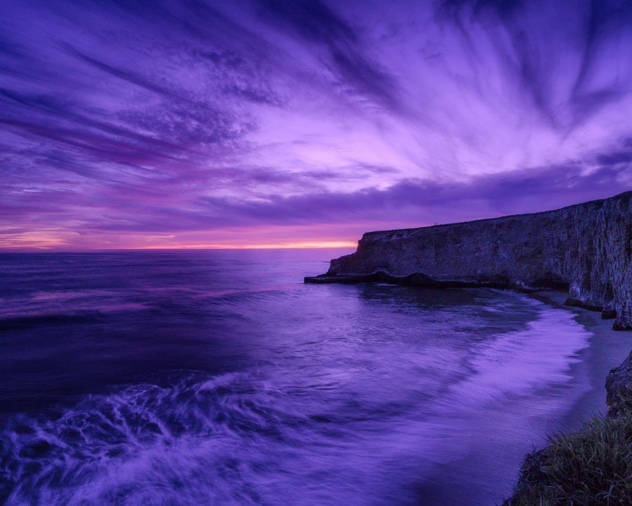 Сиреневый закат над морем