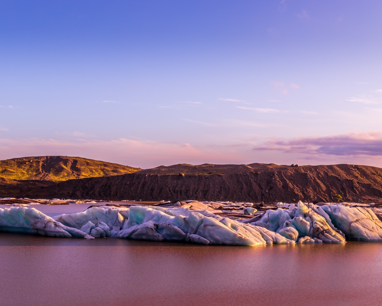 Тающие ледники под красивым сиреневым небом