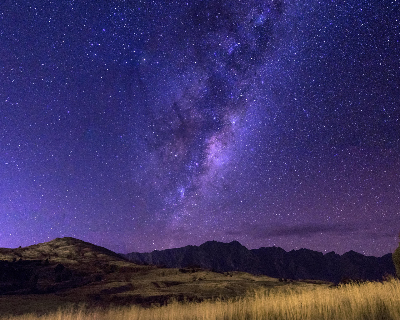 Млечный путь в звездном небе над горами
