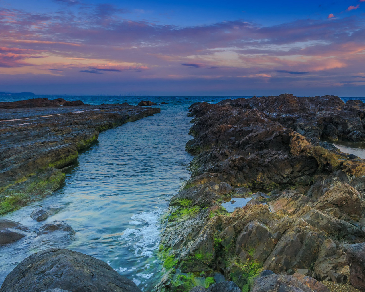 Покрытые мхом камни в морском заливе