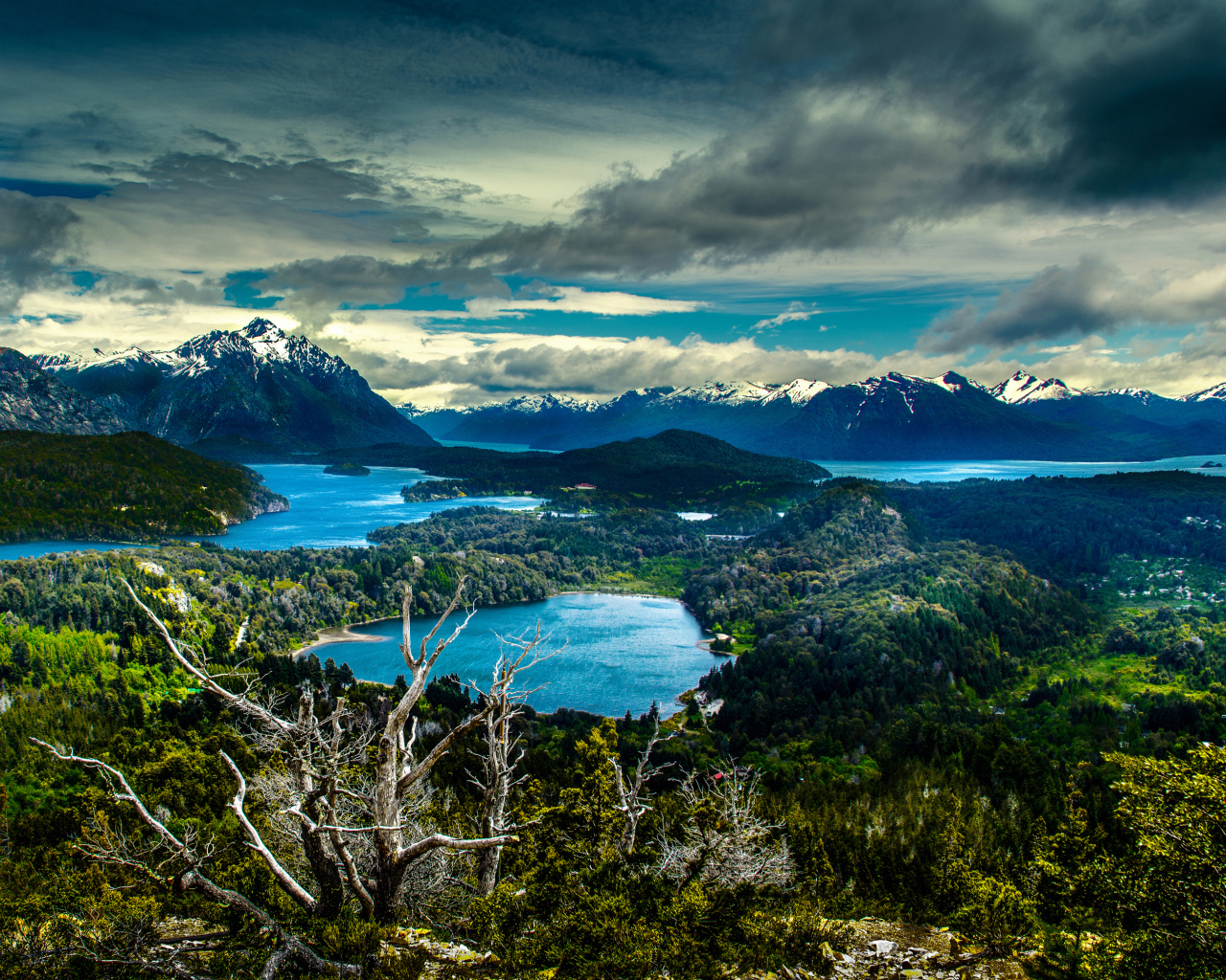 Горы под красивыми облаками в национальном парке, Аргентина