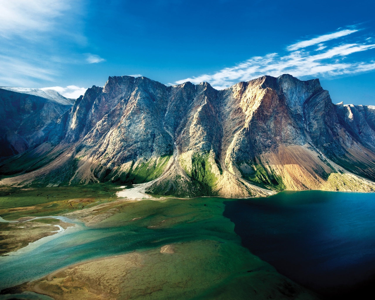 Горы с озером под голубым небом