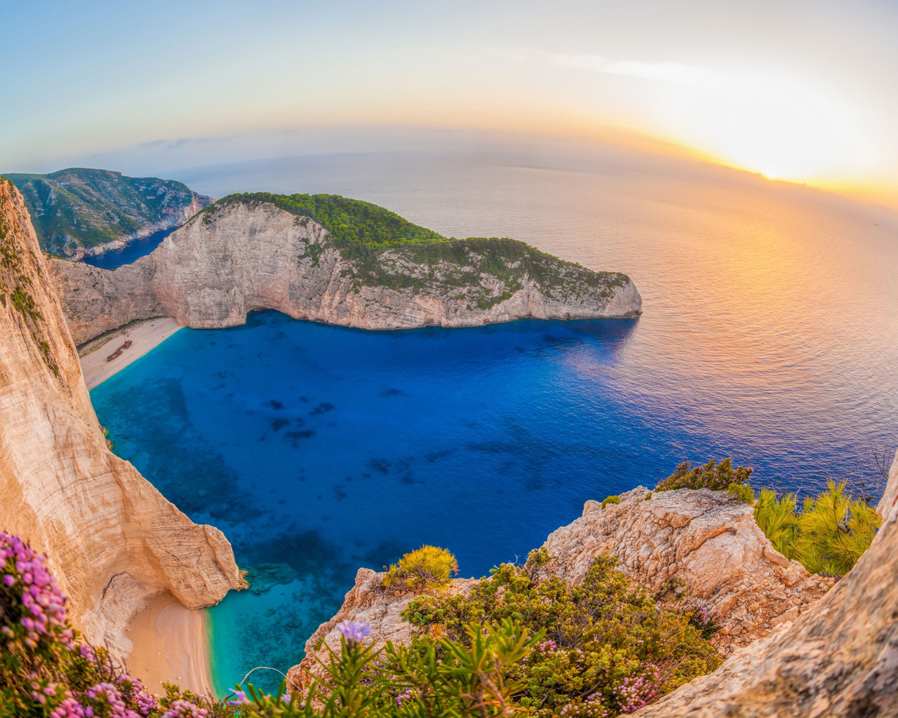 Пляж Навагио на закате солнца, Греция