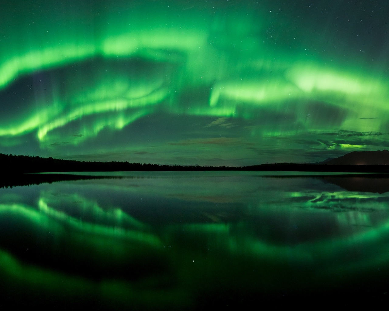Северное сияние над водой