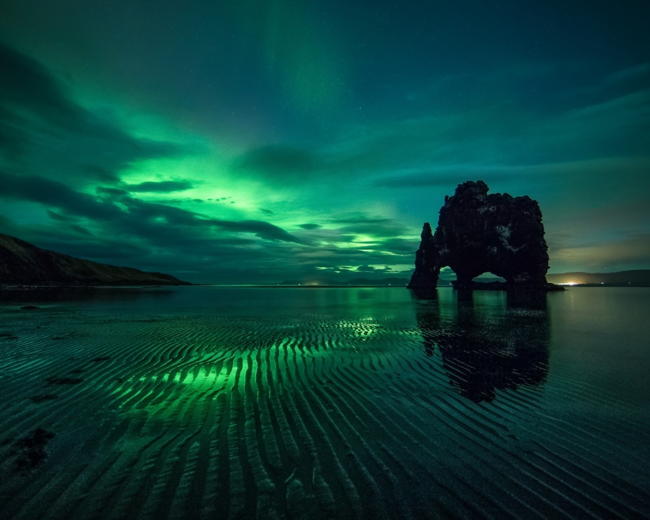 Северное сияние в небе над заливом