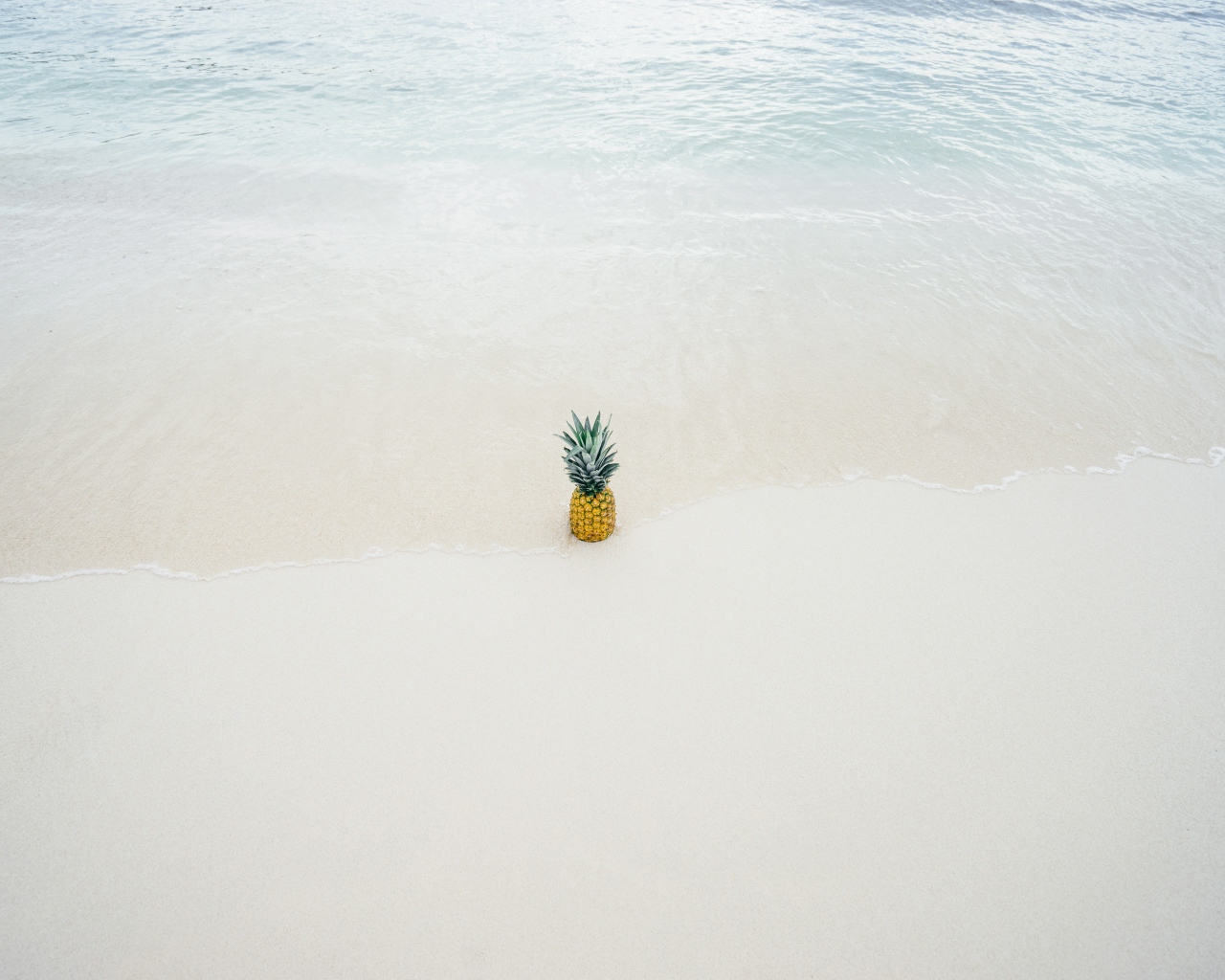 Ананас в волнах прибоя