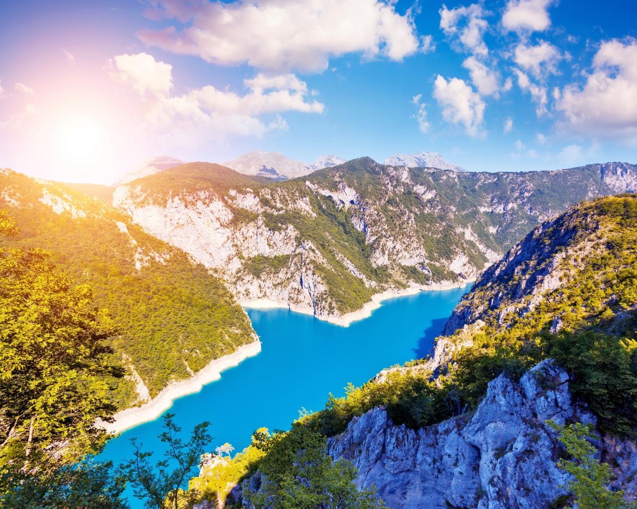 Река в горах под красивым солнечным небом