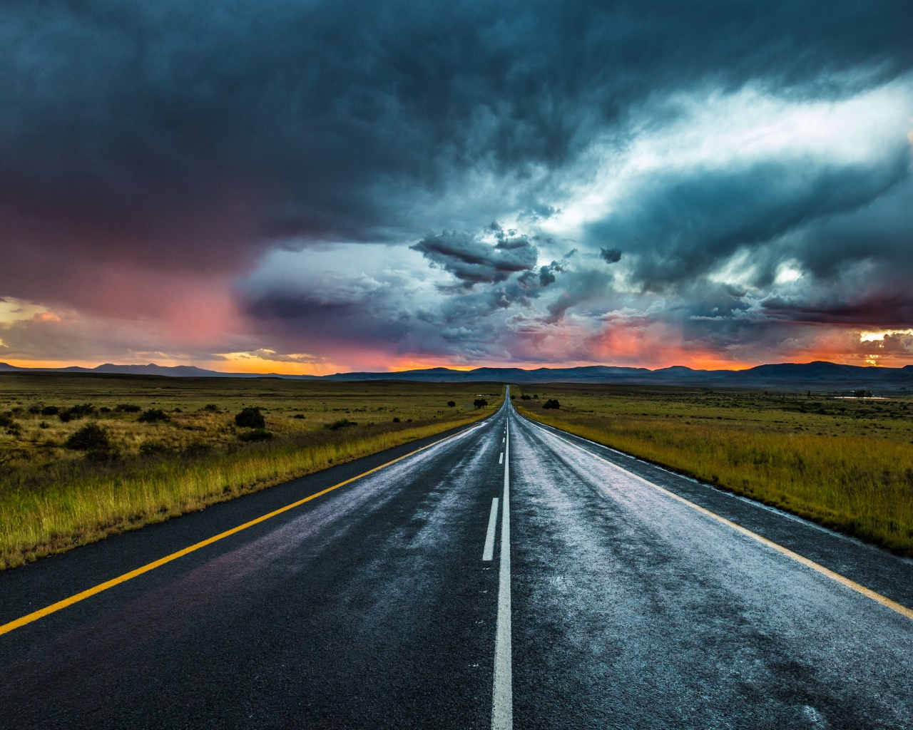 Дорога под красивым пасмурным небом