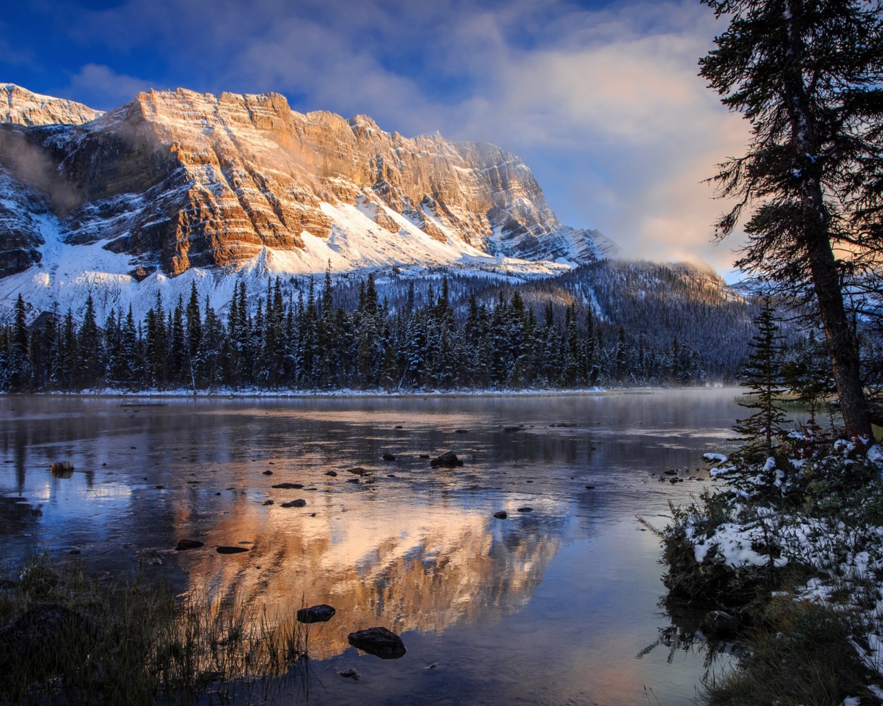 Покрытые снегом горы у заледеневшего озера