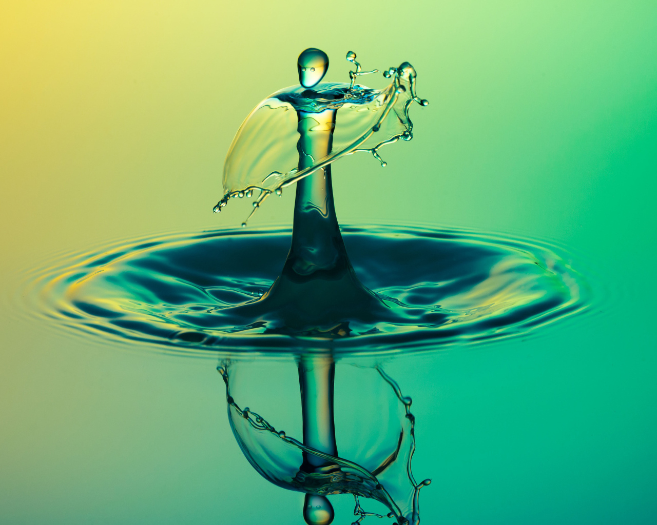 Брызги капли на воде