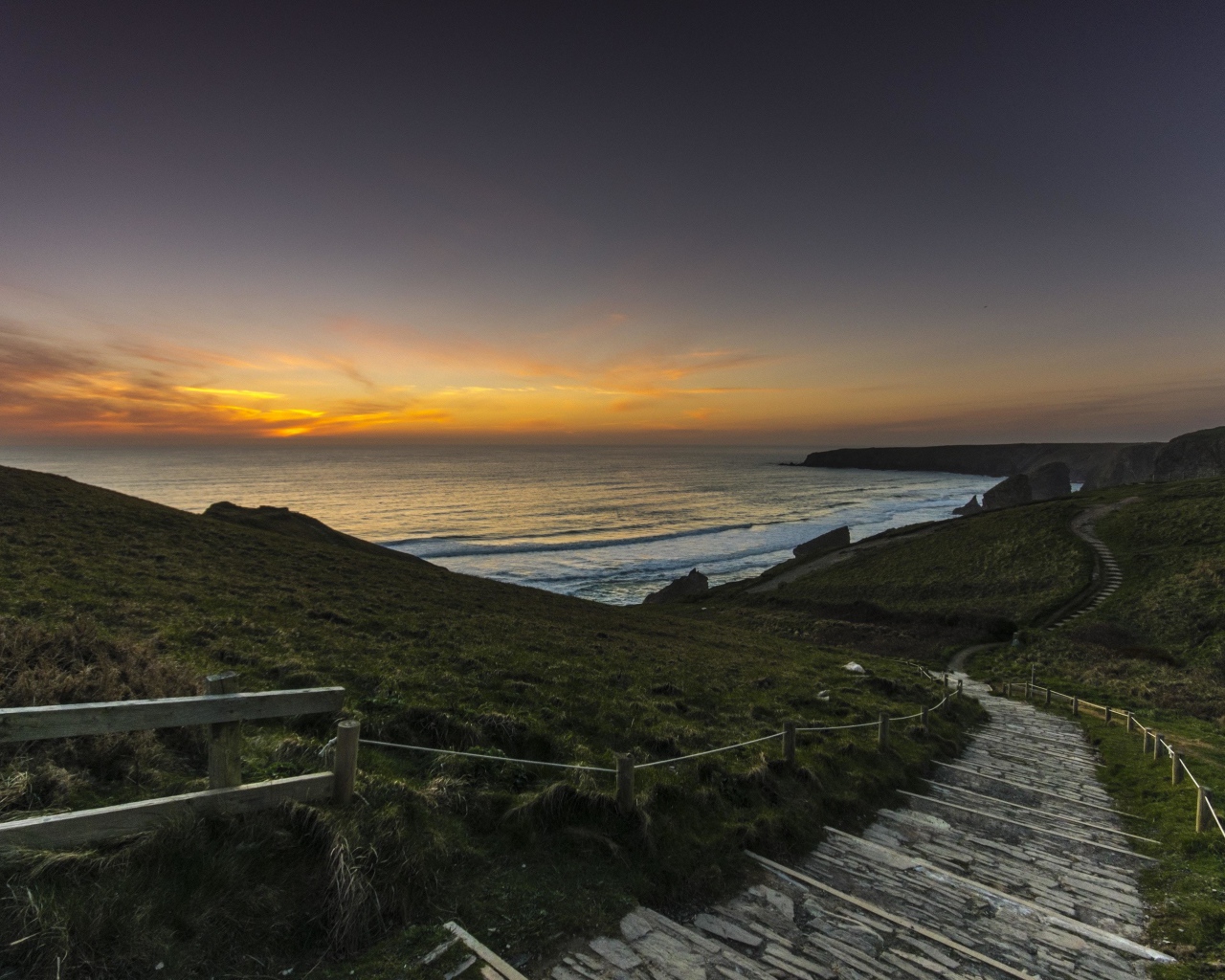 Каменные ступеньки к морю на закате