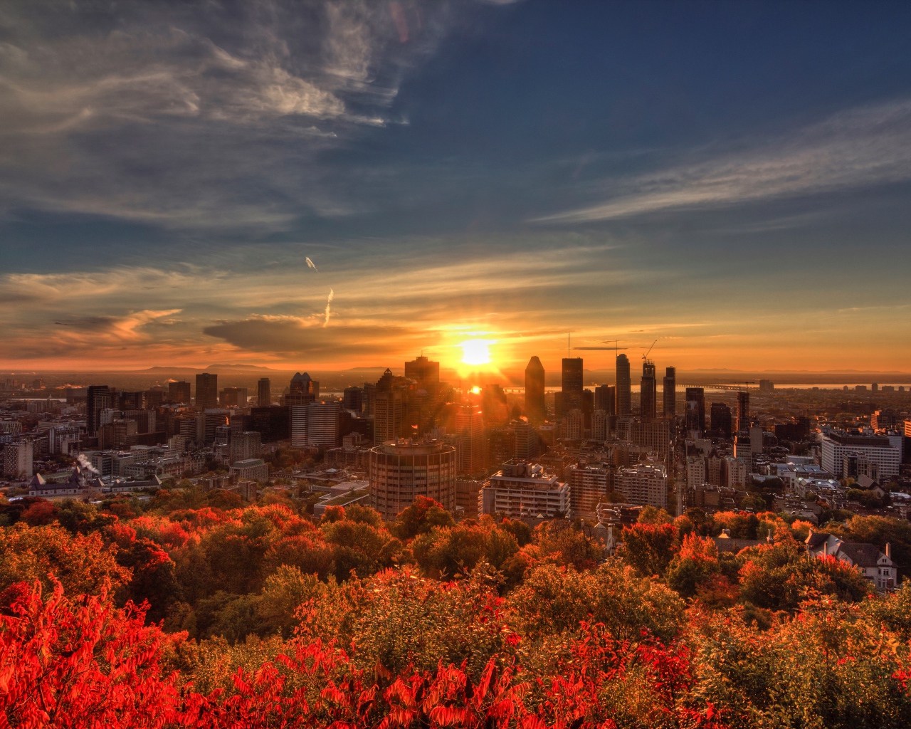 Восход солнца над небоскребами города Монреаль, Канада