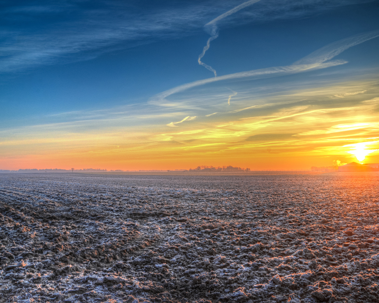 Восход солнца над покрытым инеем полем