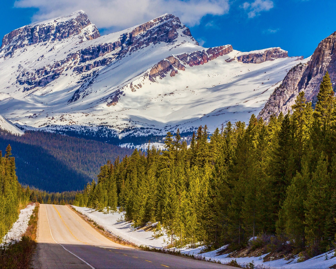 Дорога на фоне заснеженных гор, Национальный парк Банф. Канада