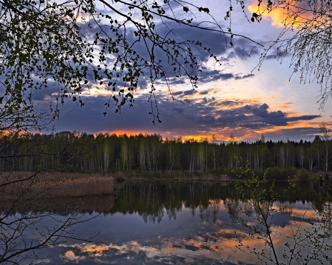 Небо отражается в реке на закате солнца