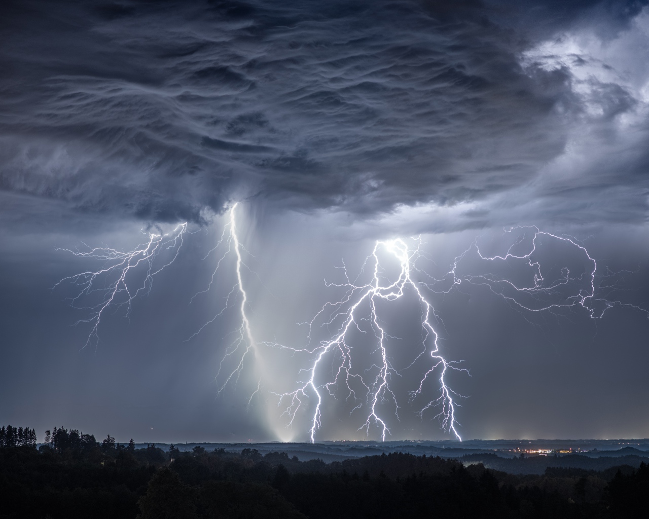 Грозовое небо с молнией над городом