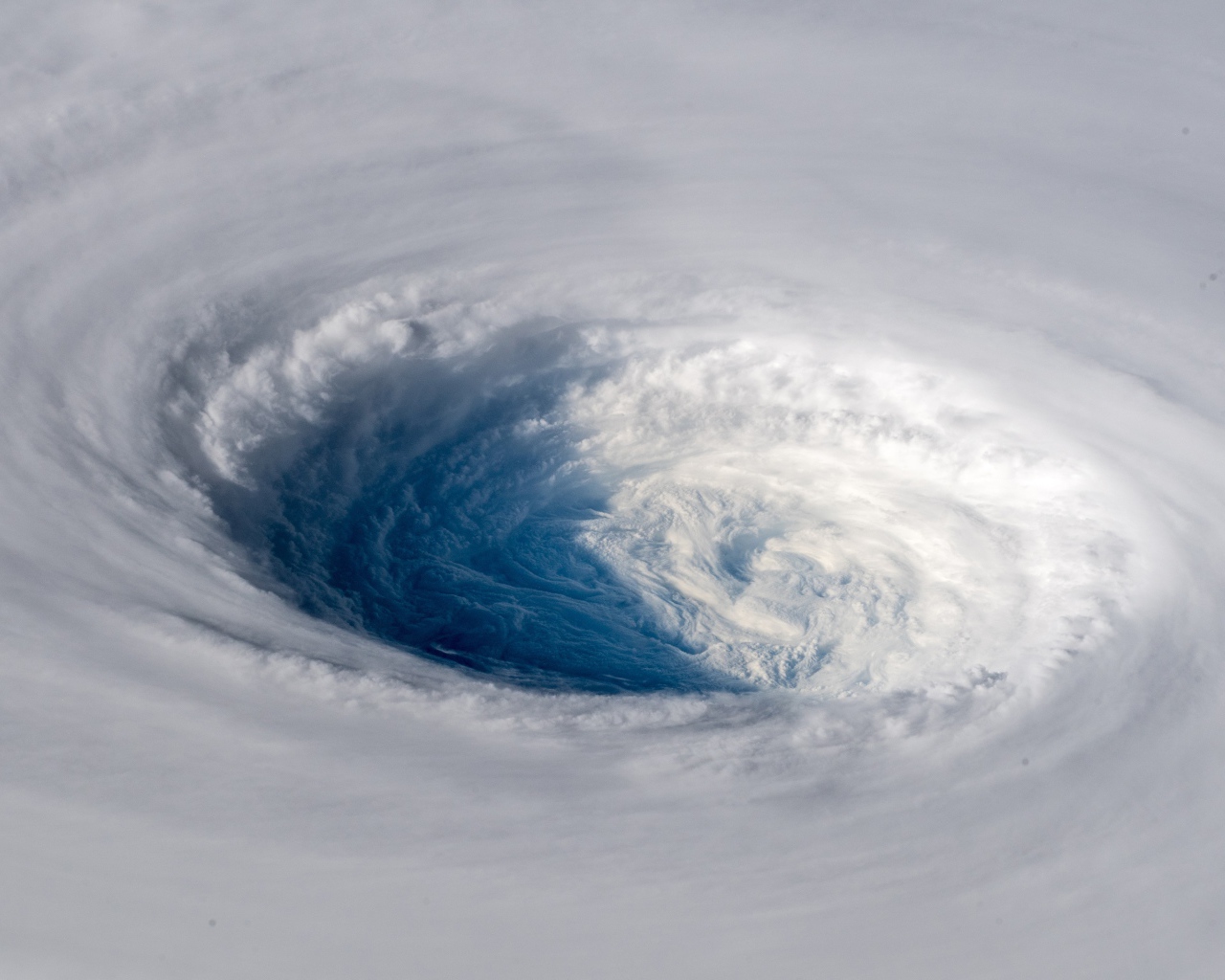 Тропический циклон тайфун в небе