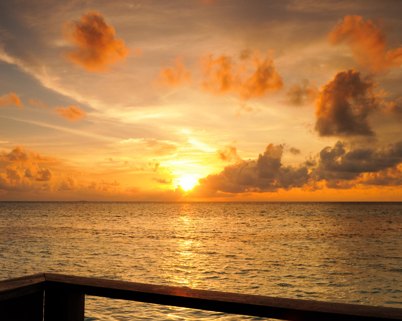 Вид на закат солнца в море, Мальдивы